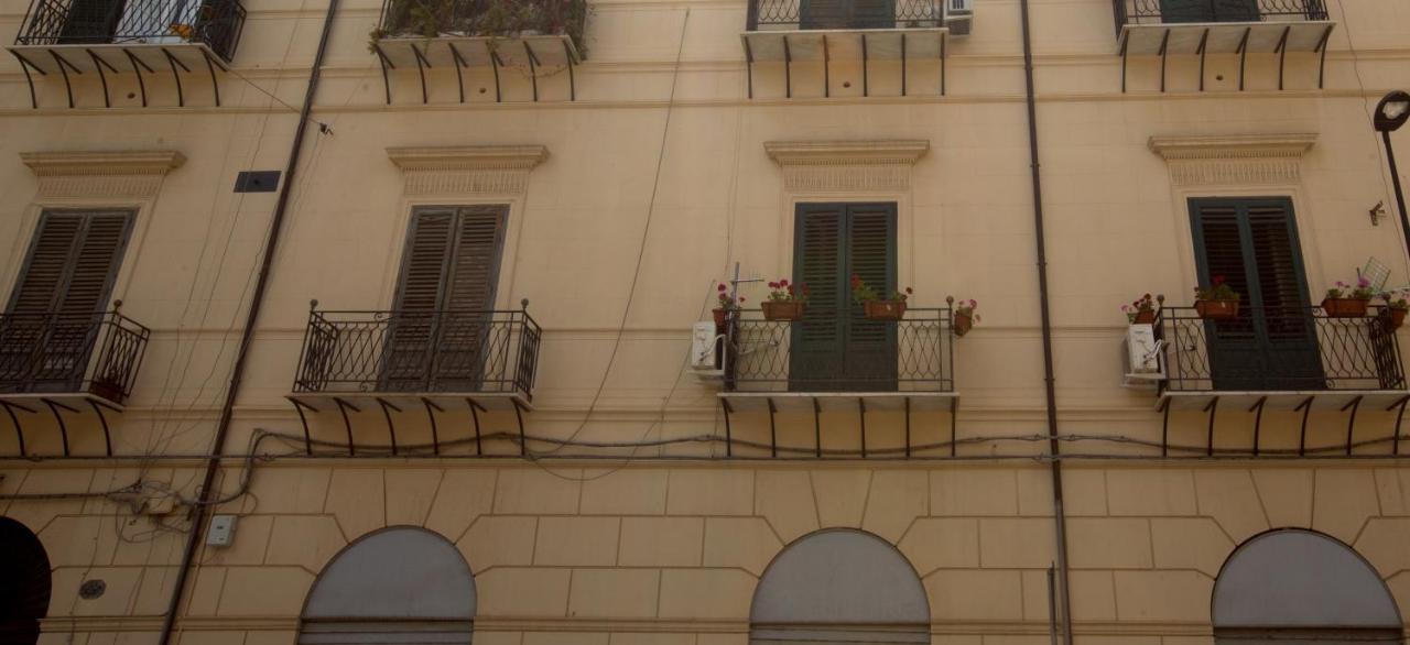 Giachi Friendly Rooms Alla Stazione Palermo Exterior foto