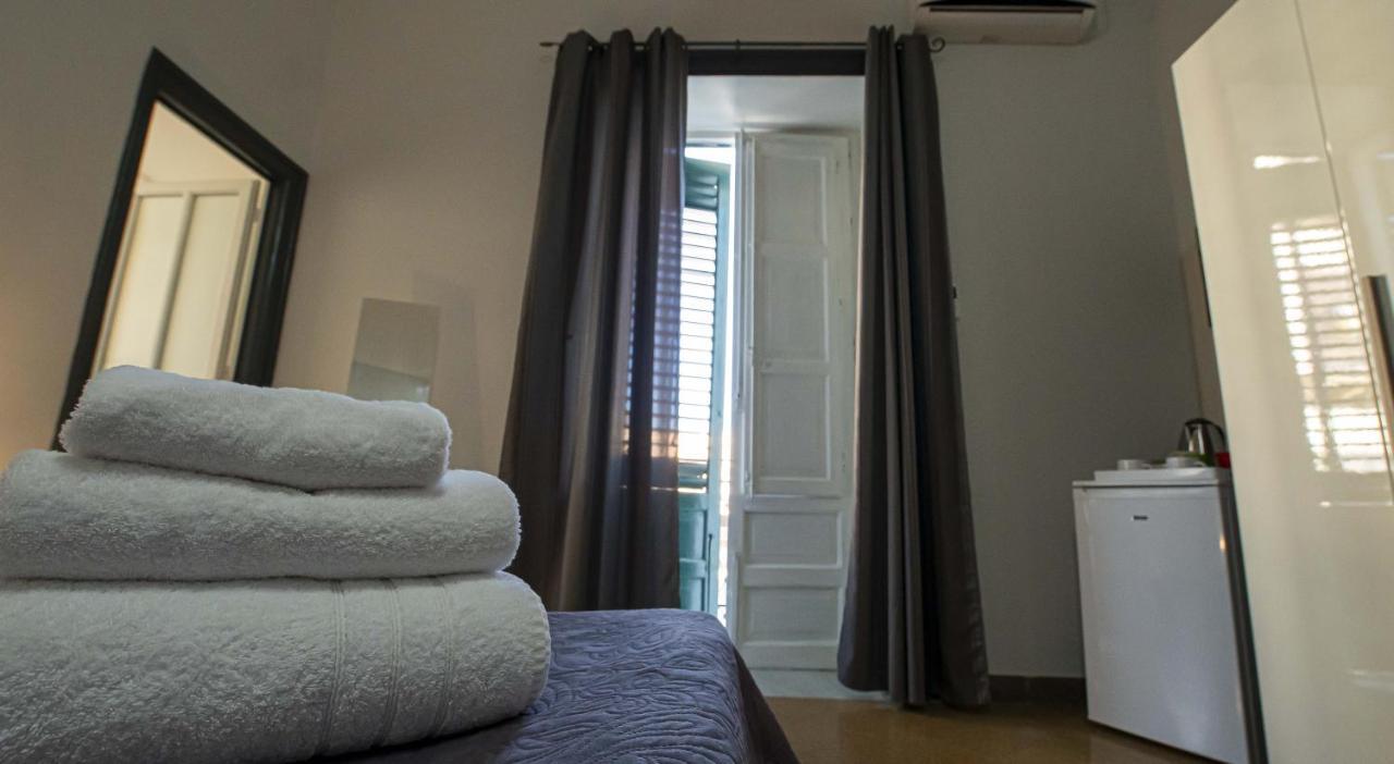 Giachi Friendly Rooms Alla Stazione Palermo Exterior foto